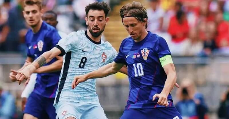 Bruno Fernandes e Luka Modric em disputa de bola no Portugal-Croácia.