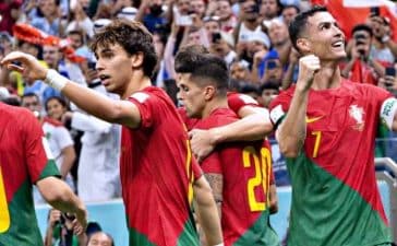 Jogadores de Portugal celebram golo diante do Uruguai no Mundial 2022.