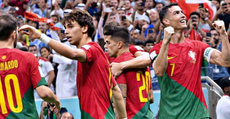 Jogadores de Portugal celebram golo diante do Uruguai no Mundial 2022.