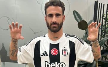 Rafa apresentado como jogador do Besiktas.