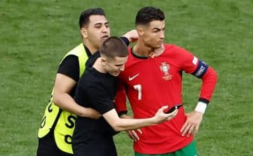 Cristiano Ronaldo interpelado por adeptos que invadiram o Turquia-Portugal.