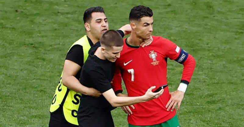 Cristiano Ronaldo interpelado por adeptos que invadiram o Turquia-Portugal.