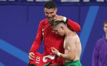 Cristiano Ronaldo e Francisco Conceição no Portugal-Chéquia do Euro 2024.
