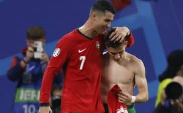 Cristiano Ronaldo saúda Francisco Conceição após golo da vitória no Portugal-Chéquia do Euro 2024.