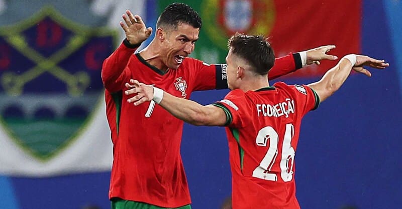 Cristiano Ronaldo e Francisco Conceição no Portugal-Chéquia do Euro 2024.