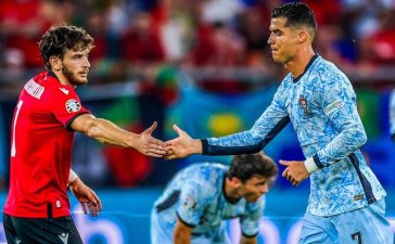 Cristiano Ronaldo e Kvicha Kvaratskhelia, no Geórgia-Portugal do Euro 2024.