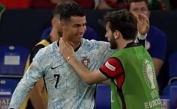 Cristiano Ronaldo e Kvicha Kvaratskhelia abraçados após o Geórgia-Portugal.