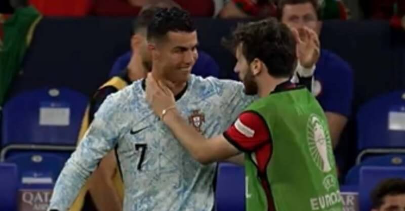 Cristiano Ronaldo e Kvicha Kvaratskhelia abraçados após o Geórgia-Portugal.