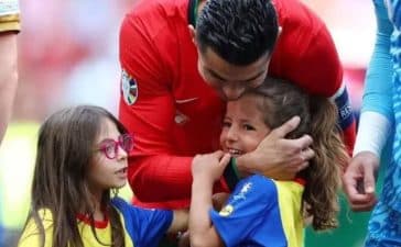 Cristiano Ronaldo abraça menina antes do Turquia-Portugal no Euro 2024.