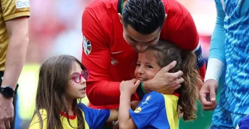 Cristiano Ronaldo abraça menina antes do Turquia-Portugal no Euro 2024.