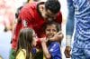 Cristiano Ronaldo abraça menina antes do Turquia-Portugal do Euro 2024.