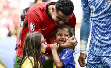 Cristiano Ronaldo abraça menina antes do Turquia-Portugal do Euro 2024.