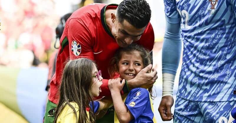 Cristiano Ronaldo abraça menina antes do Turquia-Portugal do Euro 2024.