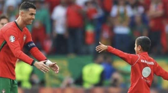 Cristiano Ronaldo e o menino que invadiu o Turquia-Portugal no Euro 2024.