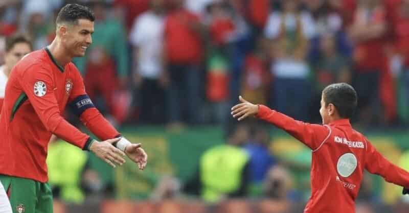 Cristiano Ronaldo e o menino que invadiu o Turquia-Portugal no Euro 2024.