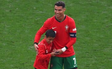 Cristiano Ronaldo abraça menino que invadiu o Turquia-Portugal por uma selfie no Euro 2024.