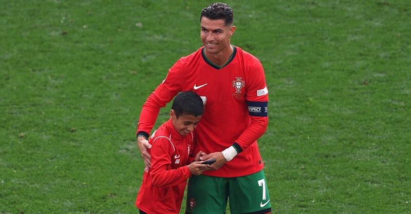 Cristiano Ronaldo abraça menino que invadiu o Turquia-Portugal por uma selfie no Euro 2024.