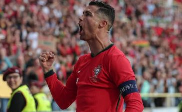 Cristiano Ronaldo celebra golo no Portugal-Irlanda.