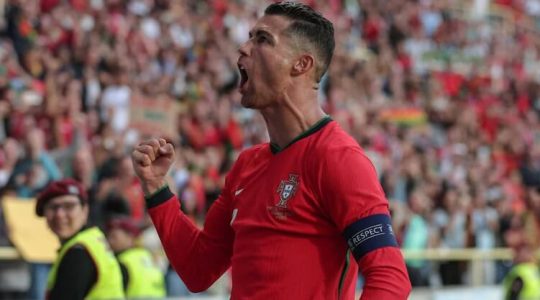 Cristiano Ronaldo celebra golo no Portugal-Irlanda.