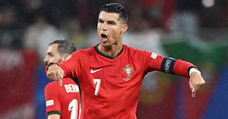 Cristiano Ronaldo faz uma das suas icónicas celebrações ao serviço da Seleção Nacional.