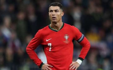 Cristiano Ronaldo expectante ao serviço da Seleção Nacional.