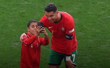 Cristiano Ronaldo tira uma selfie com menino que invadiu o Turquia-Portugal no Euro 2024.