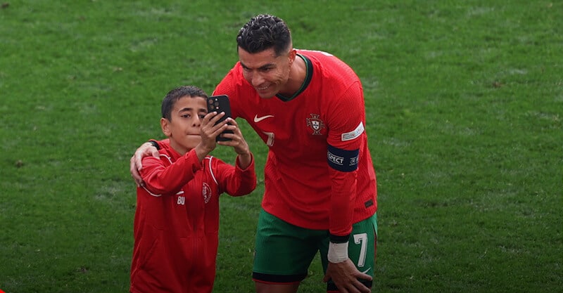 Cristiano Ronaldo tira uma selfie com menino que invadiu o Turquia-Portugal no Euro 2024.