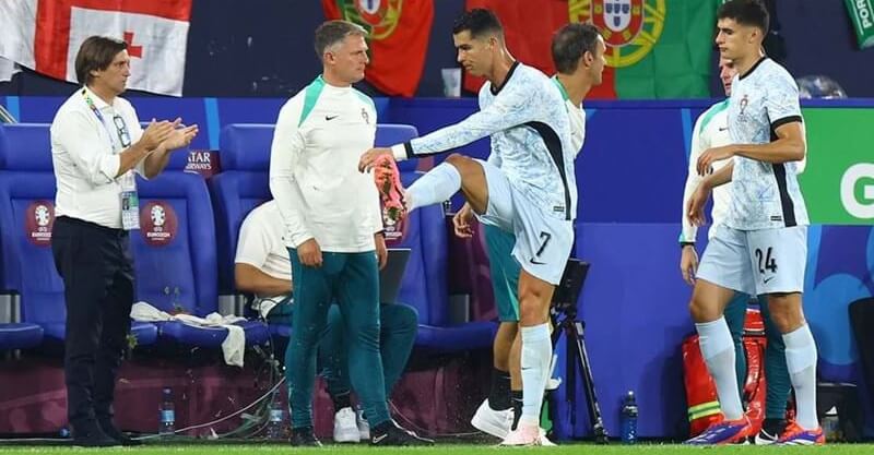 Cristiano Ronaldo frustrado após substituído no Geórgia-Portugal.