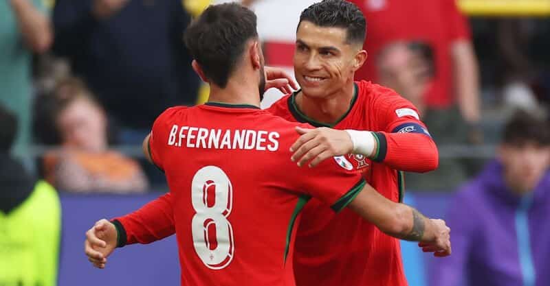 Cristiano Ronaldo celebra golo de Bruno Fernandes no Turquia-Portugal do Euro 2024.