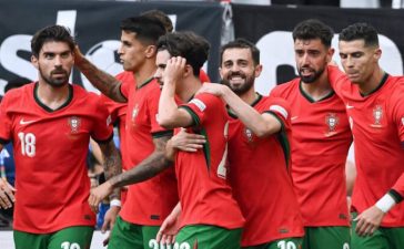 Jogadores de Portugal celebram golo à Turquia no Euro 2024.