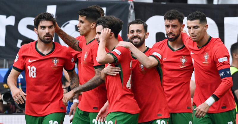 Jogadores de Portugal celebram golo à Turquia no Euro 2024.