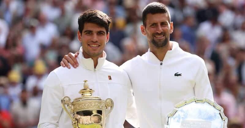 Carlos Alcaraz e Novak Djokovic no torneio de Wimbledon.