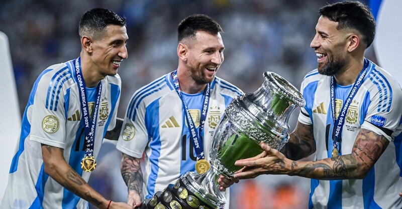 Lionel Messi, Di Maria e Nicolás Otamendi com a Copa América nas mãos.