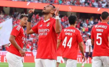 Vangelis Pavlidis celebra golo no Benfica-Brentford.