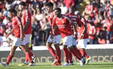 Pavlidis celebra golo no jogo da pré-época entre Benfica e Celta de Vigo.