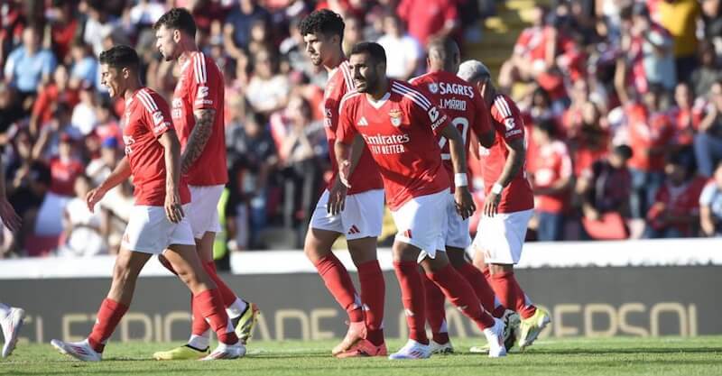 Pavlidis celebra golo no jogo da pré-época entre Benfica e Celta de Vigo.