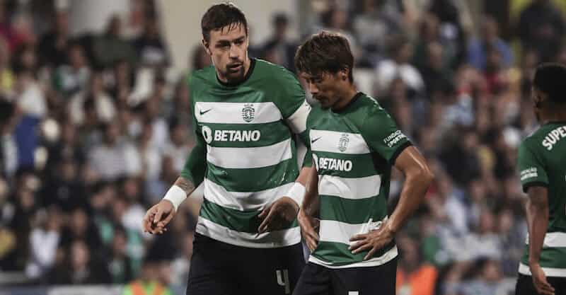 Sebastián Coates e Hidemasa Morita, jogadores do Sporting.