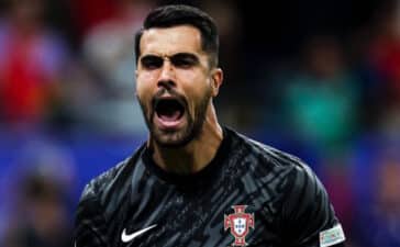 Diogo Costa festeja penálti defendido no Portugal-Eslovénia do Euro 2024.