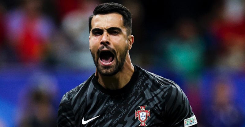 Diogo Costa festeja penálti defendido no Portugal-Eslovénia do Euro 2024.