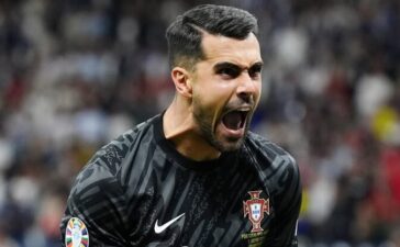 Diogo Costa festeja efusivamente os três penáltis defendidos no Portugal-Eslovénia do Euro 2024.