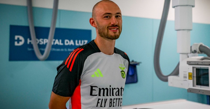 Equipamento dos jogadores do Benfica usado nos exames médicos.