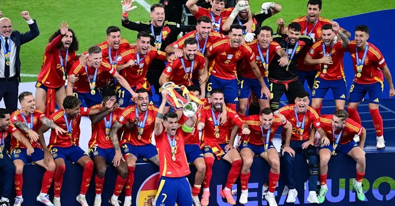 Jogadores da Espanha exibem o título conquistado no Euro 2024.