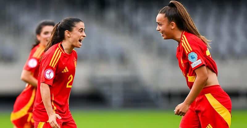 Jogadoras de Espanha celebram título europeu de sub-19 feminino.