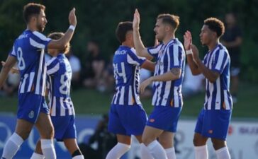 Jogadores do FC Poto festejam triunfo sobre o Al Arabi em jogo de preparação para a próxima temporada.