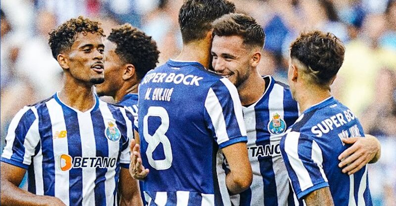 Jogadores do FC Porto celebram triunfo sobre o Al Nassr no jogo de apresentação aos sócios.