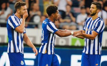 JOgadores do FC Porto celebram golos diante do Sturm Graz, em jogo de pré-temporada.