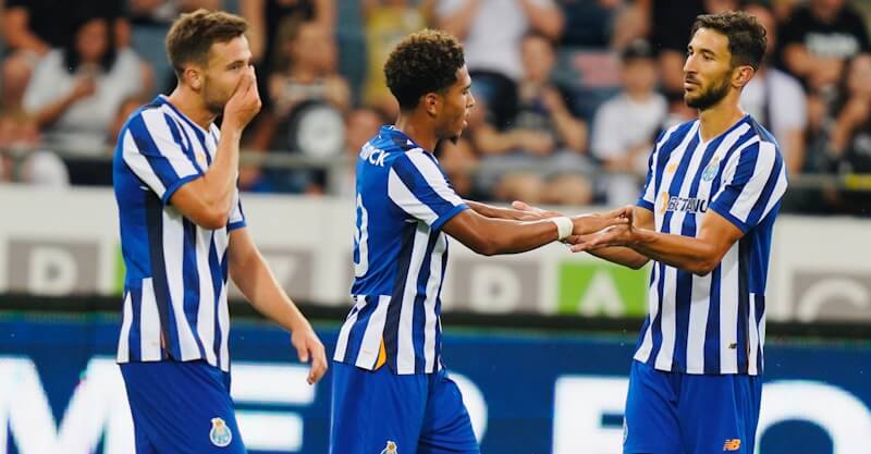 JOgadores do FC Porto celebram golos diante do Sturm Graz, em jogo de pré-temporada.