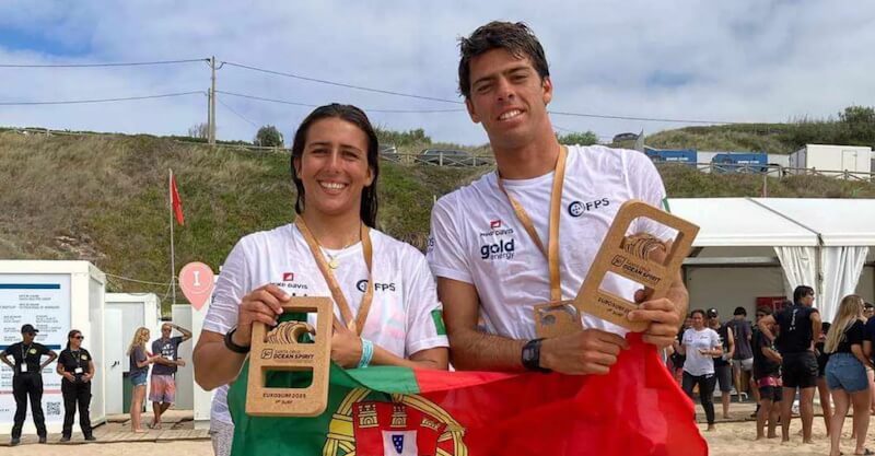 Guilherme Ribeiro e Mafalda Lopes, surfistas portugueses.