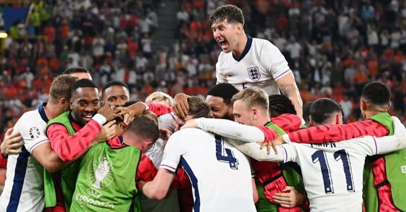 Jogadores de Inglaterra celebram chegada à final do Euro 2024.