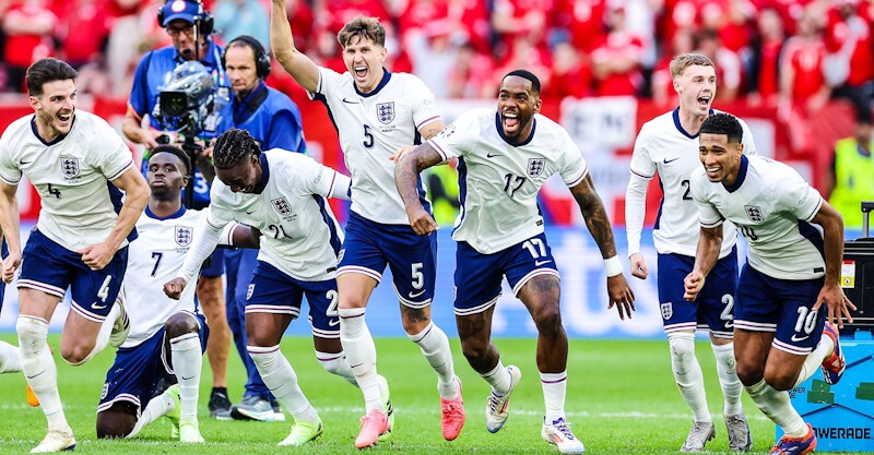 Jogadores da Inglaterra celebram triunfo diante da Suíça nos quartos de final do Euro 2024.